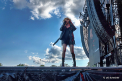 Für ein stilechtes Vorglühen und einen optischen wie akustischen Genuss sorgte die Band \"The Pretty Reckless\" um Schauspielerin und Model Taylor Momsen bei AC/DCs „Power Up Tour“ in Stuttgart.