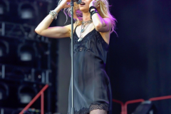 Für ein stilechtes Vorglühen und einen optischen wie akustischen Genuss sorgte die Band \"The Pretty Reckless\" um Schauspielerin und Model Taylor Momsen bei AC/DCs „Power Up Tour“ in Stuttgart.