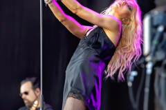 Für ein stilechtes Vorglühen und einen optischen wie akustischen Genuss sorgte die Band \"The Pretty Reckless\" um Schauspielerin und Model Taylor Momsen bei AC/DCs „Power Up Tour“ in Stuttgart.