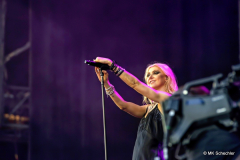 Für ein stilechtes Vorglühen und einen optischen wie akustischen Genuss sorgte die Band \"The Pretty Reckless\" um Schauspielerin und Model Taylor Momsen bei AC/DCs „Power Up Tour“ in Stuttgart.