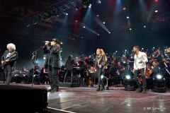 Toto und weitere Stars bei "Hold the Line"