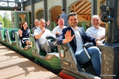 Offizielle Bahneröffnung mit Mitgliedern der Betreiberfamilie Fischer, dem Bahnhersteller und örtlichen Honoratioren
