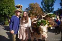 Fruchtsäulenfestwagen und Trachtengruppe des Kübelesmarkts Bad Cannstatt