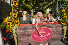 Festwirtin Nina Renoldi, Almhütte Royal