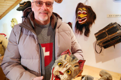 Unser Redakteur hält eine historische Maske des Evolèner Karneval