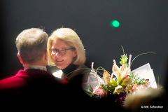 Stefanie Schuster, Präsidentin der Olgäle Stiftung. Sie dankte im Scheinwerferlicht Henk van der Meijden für die jahrzehntelange Unterstützung.