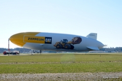 Auf dem Flugfeld am Mastfahrzeug: Der Zeppelin mit dem CAT Printing