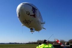 Wichtig der Mann mit der Windhose - der Zeppelin landet immer gegen den Wind