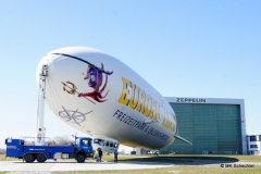 "Mein" Zeppelin mit Hangar im Hintergrund