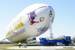 Alles gesichert. Festgezurrt wird nur die Nase des Zeppelins. Das Luftschiff richtet sich immer zum Wind aus.