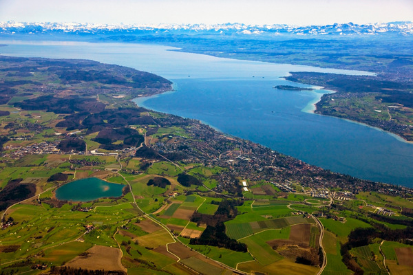 Bodensee von oben Faszinierender Bodensee-Perspektive. Im Vordergrund der Überlinger See mit Überlingen und der Insel Mainau mit Blick zum Schweizer Ufer, im Hintergrund die Kette der Vorarlberger und Schweizer Alpen. Bildnachweis: Projekt Tiefenschärfe / Achim Mende